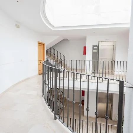 Penthouse With Private Jacuzzi & Rooftop - Center *